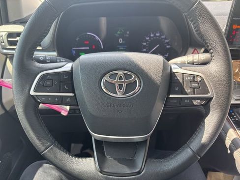 Used 2021 Toyota Sienna XLE image 7