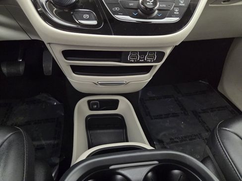 Certified 2024 Chrysler Pacifica Touring-L image 16