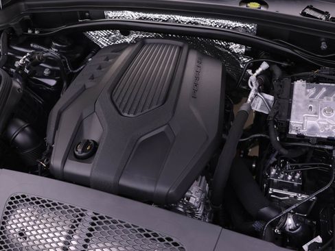 Used 2025 Porsche Macan image 14