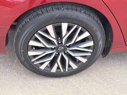 Used 2025 Nissan Altima 2.5 SV FWD image 17