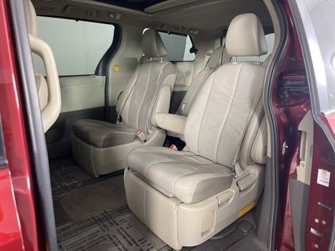 Used 2011 Toyota Sienna Limited image 17