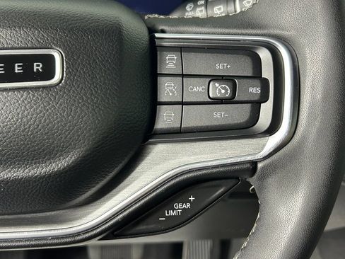 Used 2023 Jeep Wagoneer Series II AWD/4WD image 30