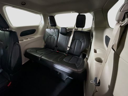 Used 2024 Chrysler Pacifica Touring-L FWD image 42