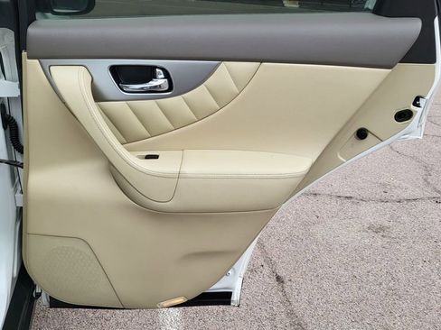 Used 2017 INFINITI QX70 2WD w/ Premium Package image 18