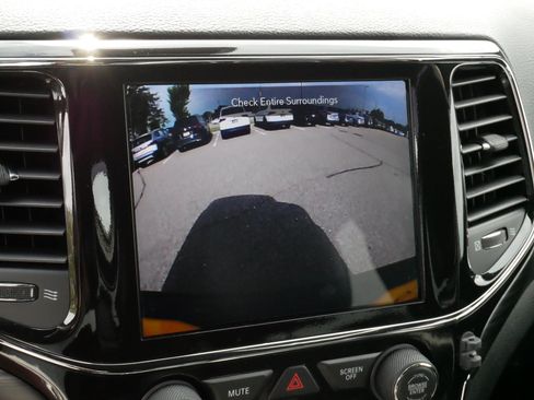 Used 2022 Jeep Grand Cherokee Laredo X AWD/4WD image 30