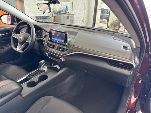 Used 2025 Nissan Altima 2.5 SV FWD image 46