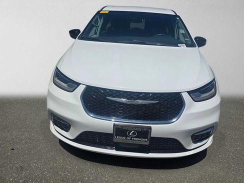 Used 2024 Chrysler Pacifica Limited FWD image 8