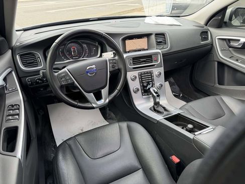 Used 2017 Volvo S60 T5 Inscription image 12