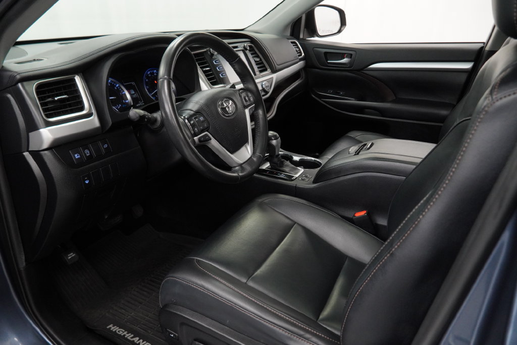 Used 2019 Toyota Highlander XLE AWD/4WD image 19