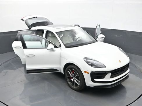 Certified 2023 Porsche Macan S AWD/4WD image 31