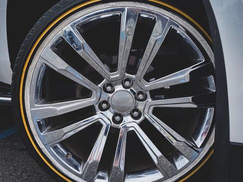Used 2016 Cadillac Escalade Luxury AWD/4WD image 2