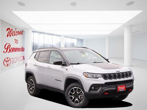Used 2024 Jeep Compass Trailhawk AWD/4WD image 2