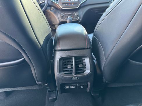 Used 2021 Jeep Cherokee Trailhawk w/ Technology Group image 32