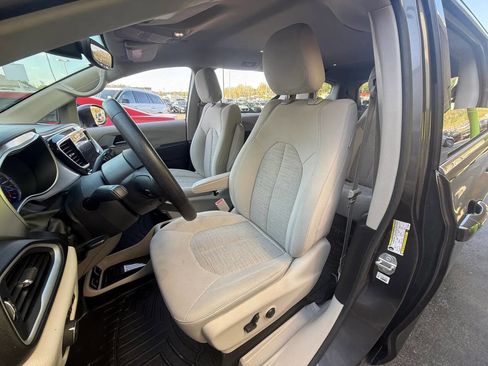 Used 2018 Chrysler Pacifica Touring Plus FWD image 14
