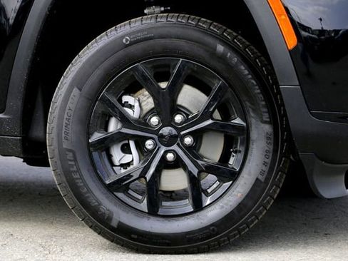 New 2025 Jeep Grand Cherokee L Laredo image 2