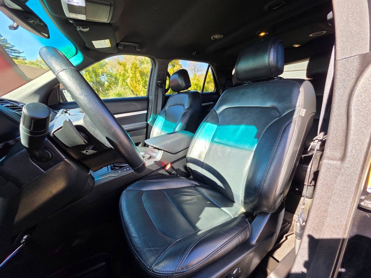 Used 2017 Ford Explorer XLT w/ Equipment Group 202A FWD image 8