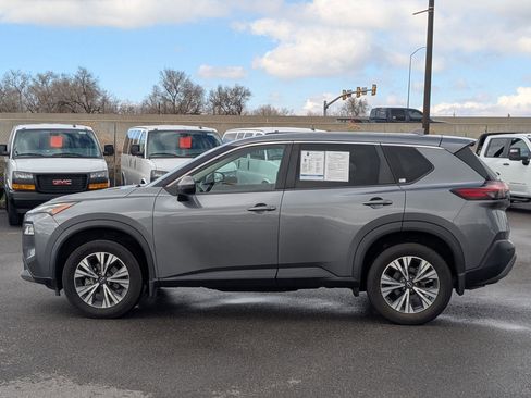 Used 2022 Nissan Rogue SV image 3