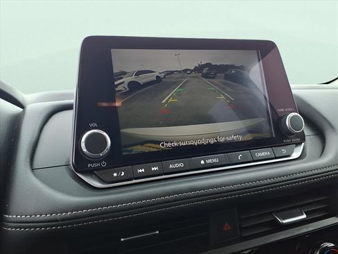 Used 2025 Nissan Rogue SV image 18