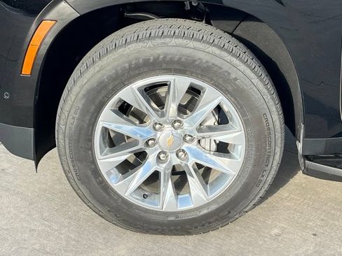 Used 2025 Chevrolet Suburban Premier AWD/4WD image 5