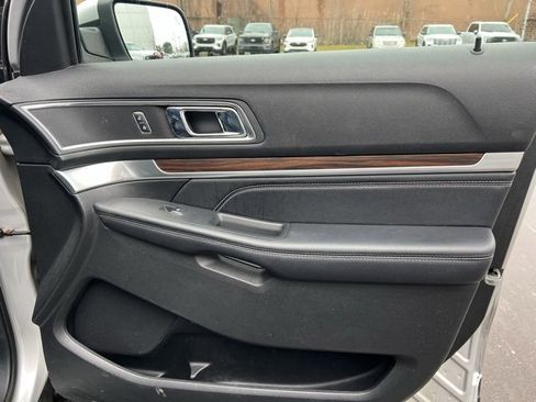 Used 2017 Ford Explorer Limited w/ Equipment Group 301A image 8