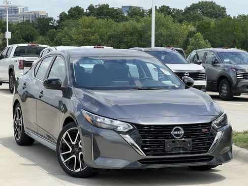 Used 2025 Nissan Sentra SR FWD image 2