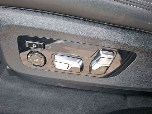 Used 2025 BMW X7 M60i w/ Climate Comfort Package image 11