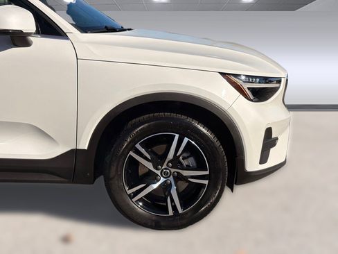 Certified 2025 Volvo XC40 B5 Core image 12
