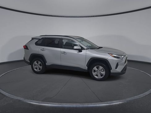 Used 2025 Toyota RAV4 XLE AWD/4WD image 3