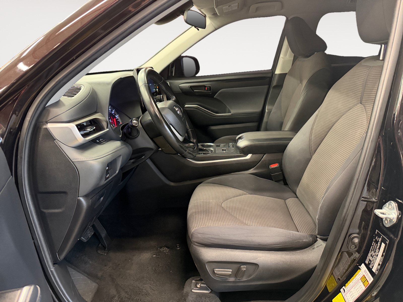 Used 2022 Toyota Highlander LE FWD image 24
