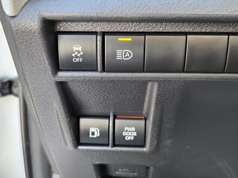 Certified 2025 Toyota Sienna XLE FWD image 25