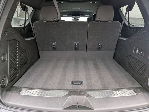 Used 2023 Chevrolet Suburban Premier image 29