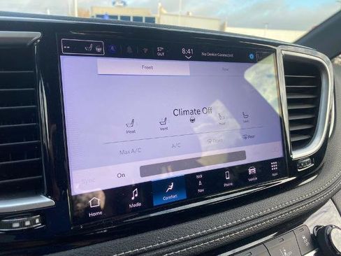 Used 2025 Chrysler Pacifica Limited image 19