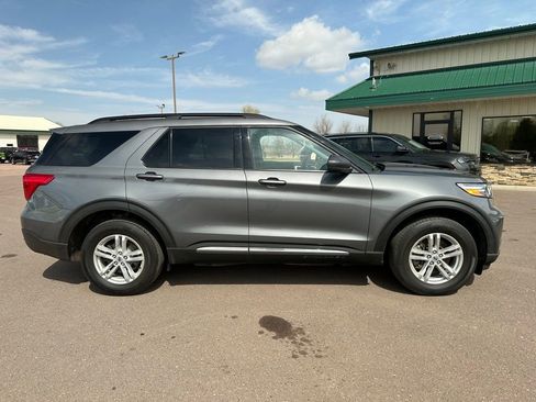 Used 2023 Ford Explorer XLT AWD/4WD image 35