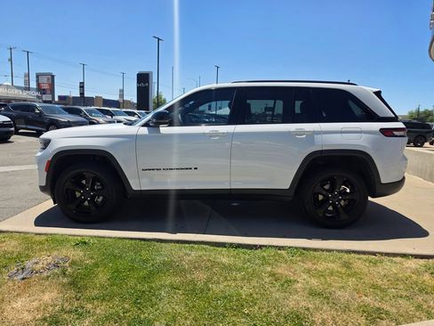 Used 2023 Jeep Grand Cherokee Altitude AWD/4WD image 8