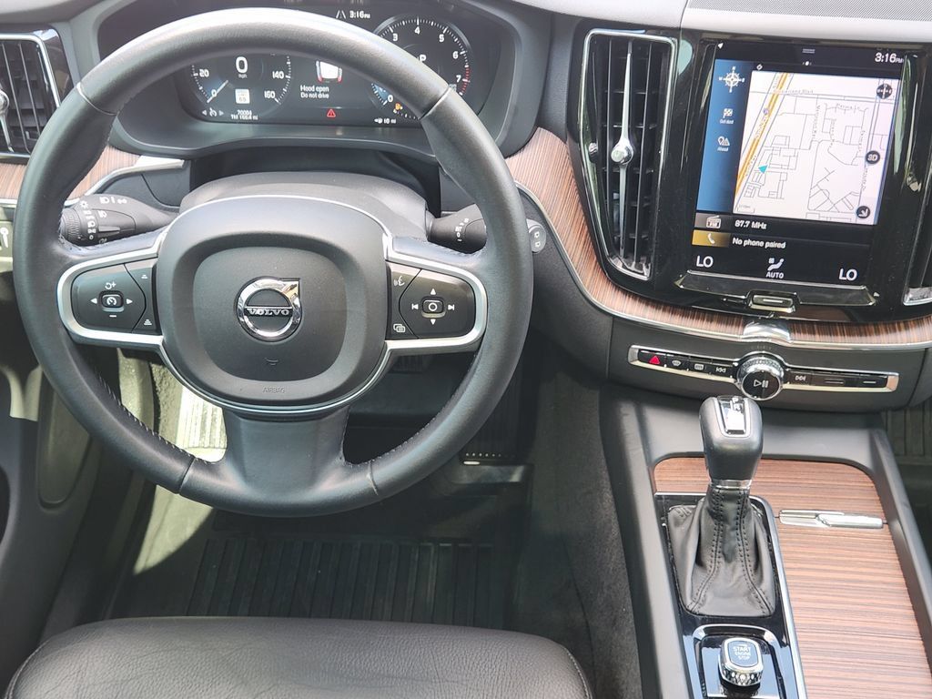 Used 2021 Volvo XC60 T5 Momentum w/ Premium Package FWD image 12