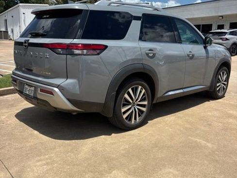 Used 2022 Nissan Pathfinder Platinum w/ Cargo Package FWD image 4