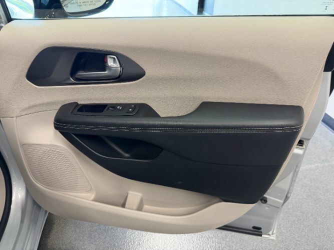 Used 2024 Chrysler Pacifica Touring-L FWD image 36