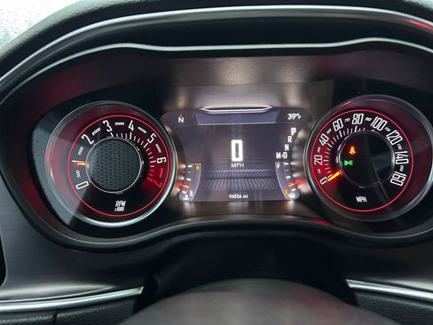 Used 2015 Dodge Challenger SXT image 16