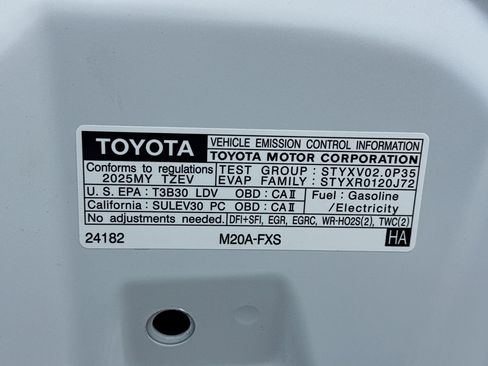 Used 2025 Toyota Prius Plug-In Hybrid FWD image 19