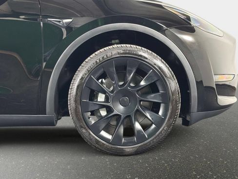Used 2024 Tesla Model Y Long Range RWD image 3