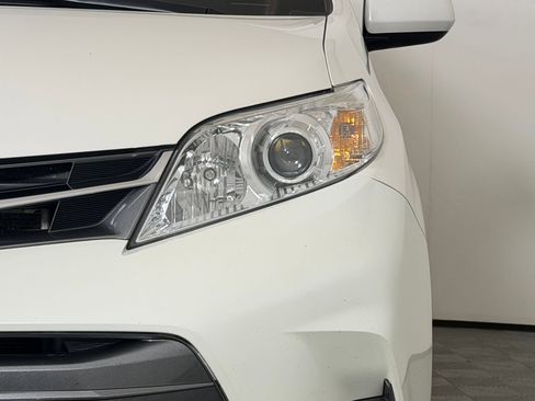 Used 2019 Toyota Sienna XLE w/ XLE Navigation Package FWD image 11