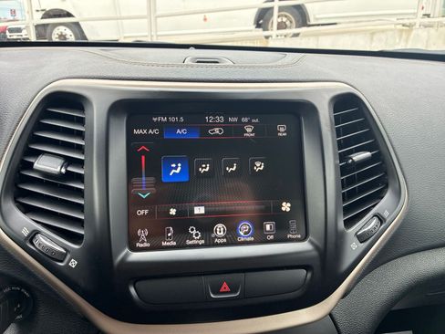 Used 2016 Jeep Cherokee Latitude FWD image 19