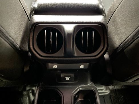 Used 2018 Jeep Wrangler Unlimited Sahara image 23