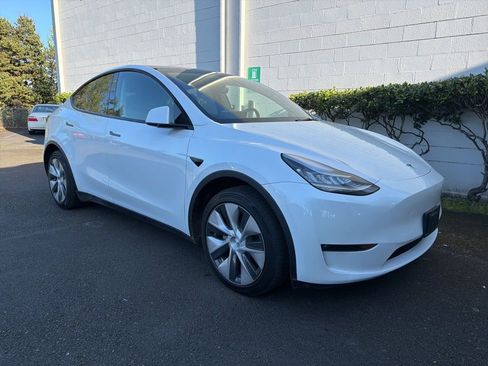 Used 2021 Tesla Model Y Long Range AWD/4WD image 1