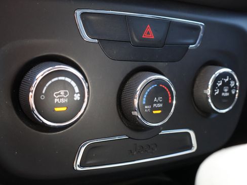 Used 2018 Jeep Compass Latitude FWD image 29