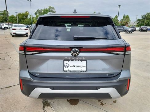 New 2025 Volkswagen Tiguan SE image 3