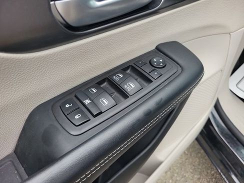 Used 2024 Chrysler Pacifica Touring-L FWD image 14