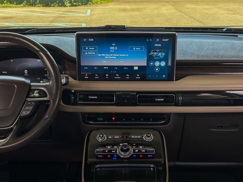 Used 2021 Lincoln Nautilus Reserve FWD image 13