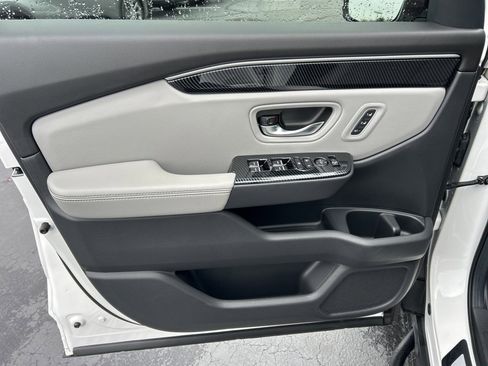 Used 2025 Honda Pilot Touring image 3