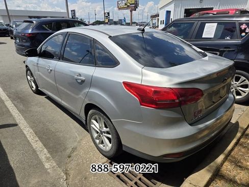 Used 2018 Ford Focus SE FWD image 5
